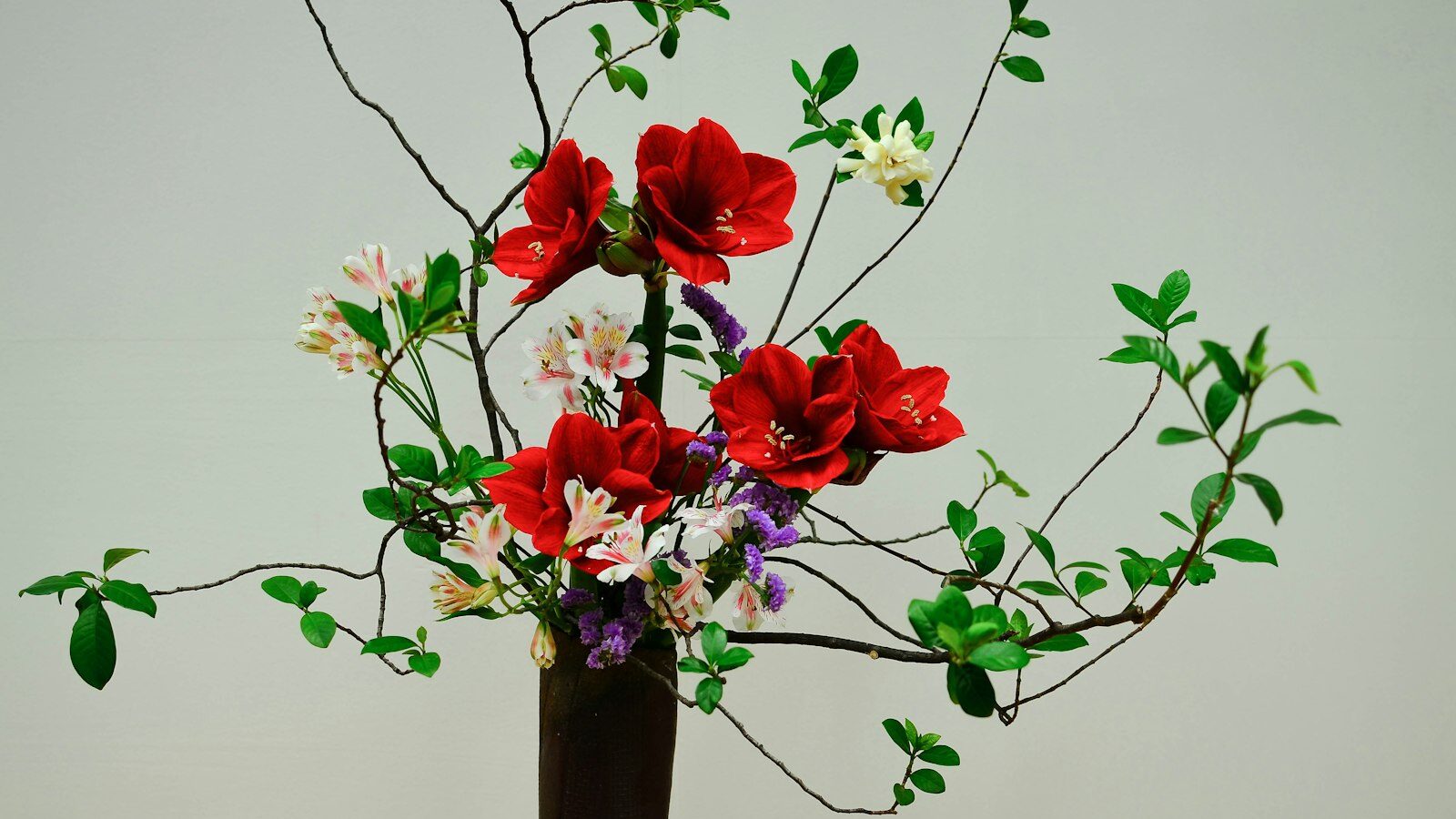 Flower Arranging and Ikebana: A Calm, Beautiful Craft for Beginners