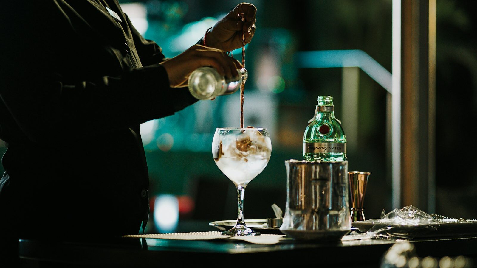 Gin and the Cocktail Bar Scene
