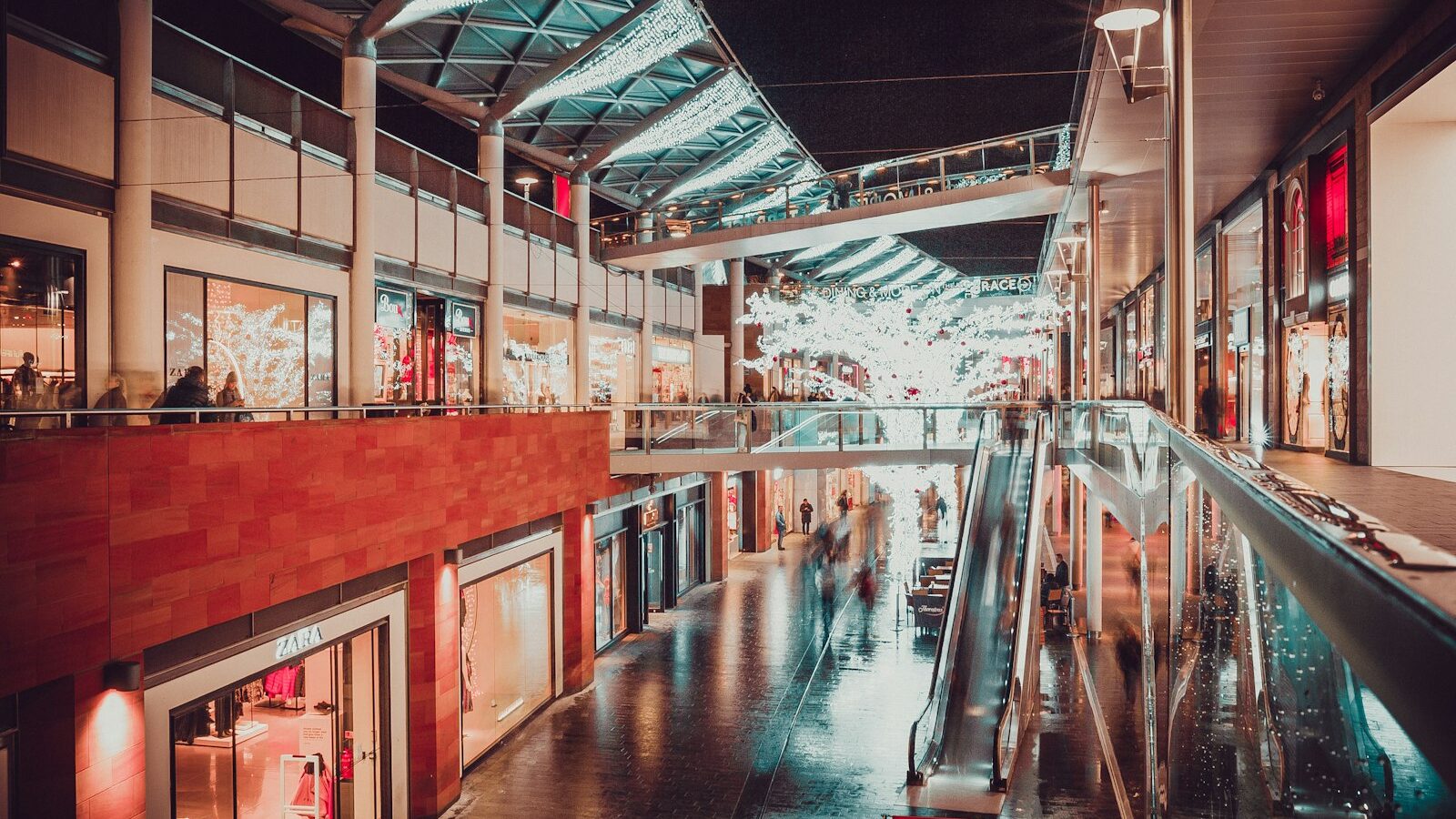 Innovative Uses of Digital Signage Rental in Singapore's Retail Sector