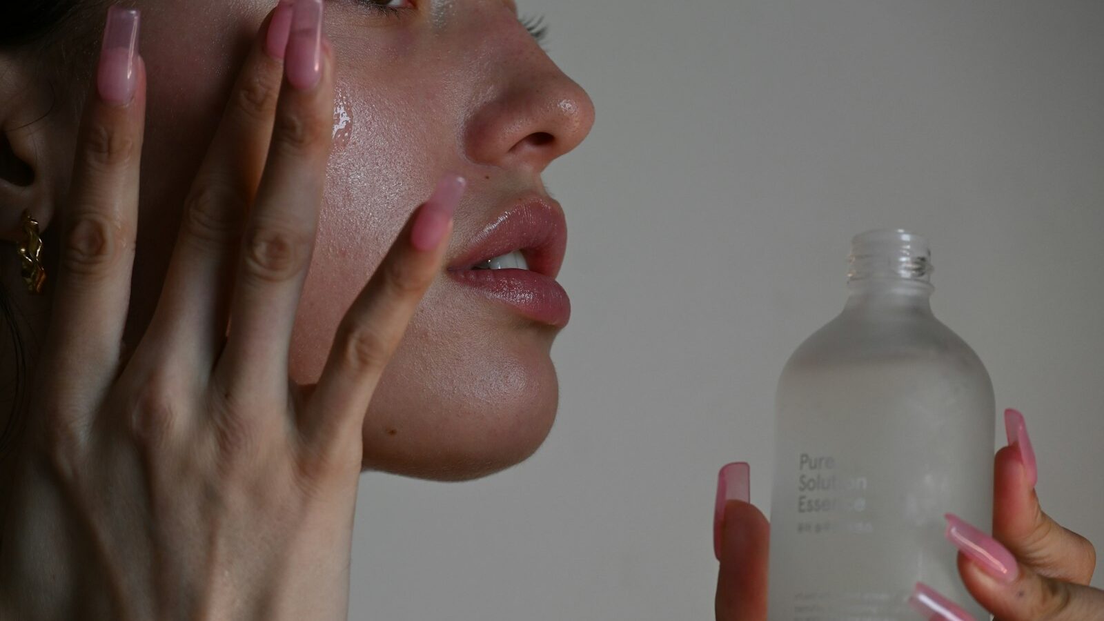 Managing Oily Skin in Singapore’s Climate
