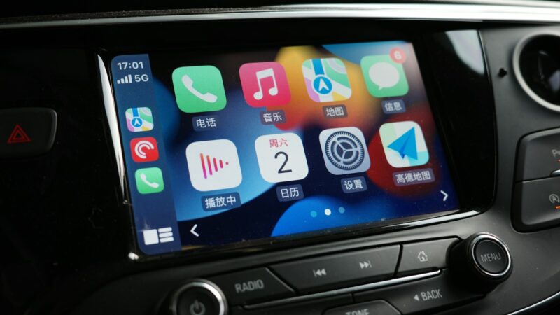 Using Apple CarPlay and Android Auto